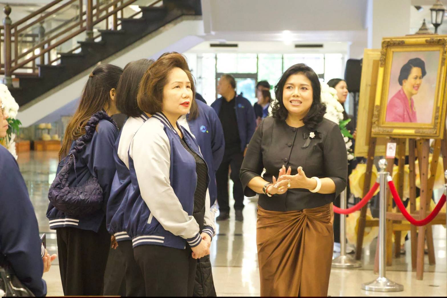 title - ผอ.ศพส. ให้การต้อนรับ ผอก.สกอญ. พร้อมด้วย คณะผู้เข้าร่วมสัมมนาเชิงปฏิบัติการฯ เข้าเยี่ยมชมแผนกฝึกอบรม และพื้นที่ภายในศูนย์ส่งเสริมและพัฒนาอาชีพเสริมนอกภาคการเกษตร